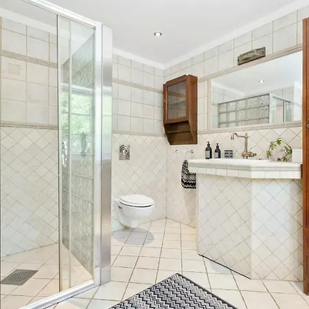 House With Multiple Terraces In 別荘