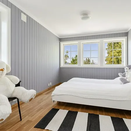 House With Multiple Terraces In 別荘 Holmsbu